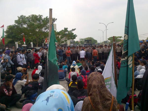Demo Mahasiswa Warnai Pelantikan DPRD Banten - TangselOke